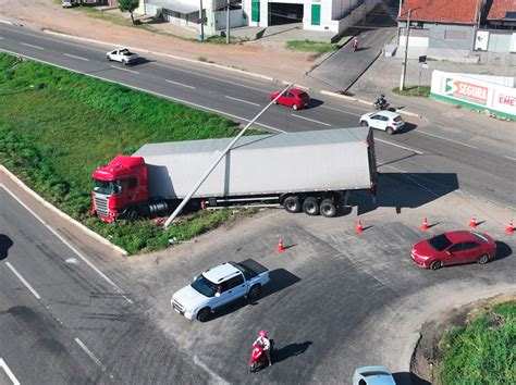 Carreta Baú derruba poste de iluminação pública e causa transtorno no