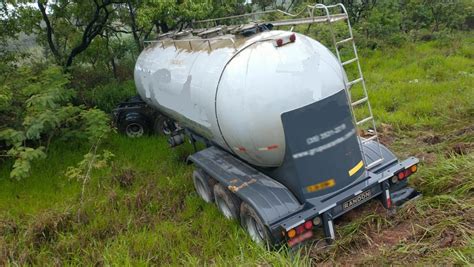 Portal Arcos Carreta carregada cimento cai em buraco após batida