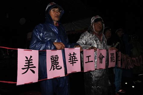 美麗華罷工》凌晨4 00 工會雨中突襲組成封鎖線 焦點事件