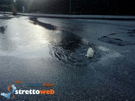 Reggio Calabria Copiosa Perdita Di Acqua In Via Mercato A Catona Foto