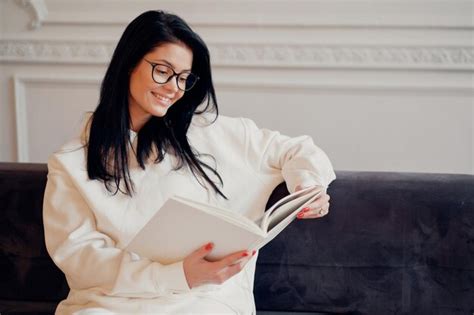 Retrato De Una Mujer De Negocios Estudiante De Abogada Con Gafas