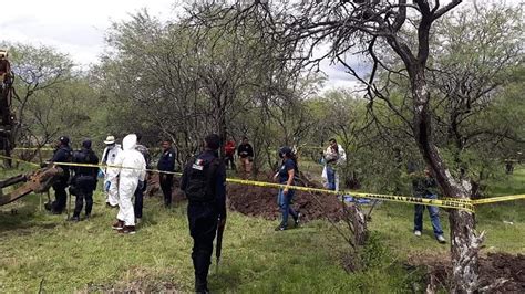 Exhuman Cuerpos Hallados En Fosas Clandestinas En El Oeste Mexicano