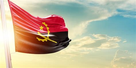 Bandeira Nacional De Angola Acenando No Lindo Céu Foto Premium