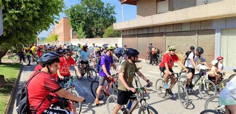 Més de 400 ciclistes reclamen fomentar l ecologia i la pau en els 40