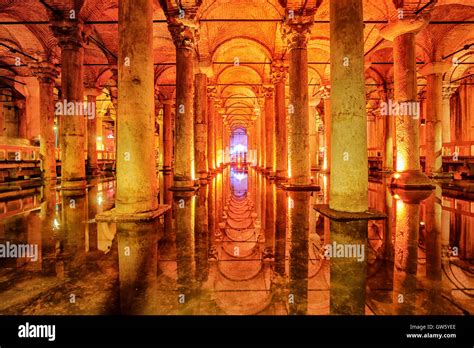 La Basilica Cisterna o Yerebatan Sarayi è l antico serbatoio d acqua