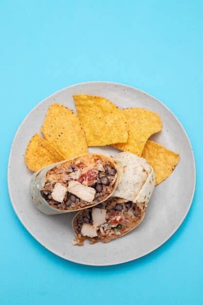 Burrito De Ternera Mexicana En Un Plato Peque O Con Patatas Fritas