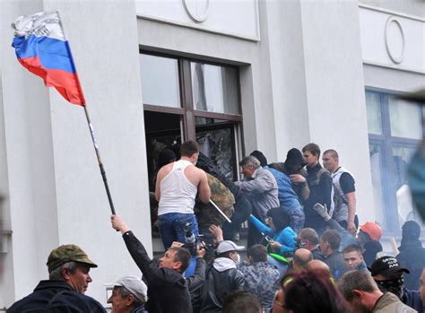 Ost Ukraine Separatisten stürmen Polizeigebäude in Luhansk