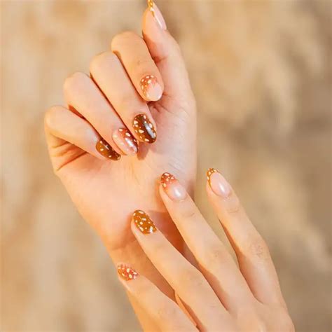 Los diseños de uñas nude poco típicos pero igual de elegantes que una manicura francesa