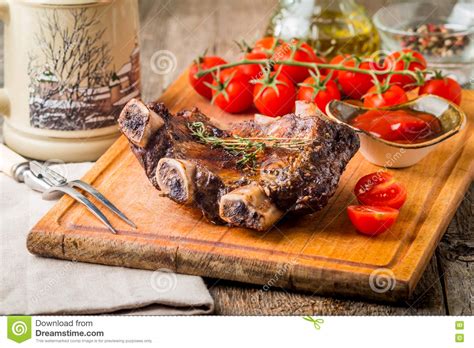 Las Costillas Asadas A La Parilla Deliciosas Sazonaron Con Una Salsa