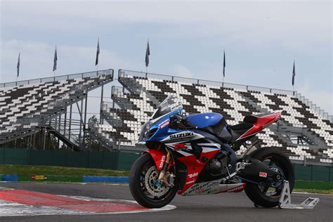 Sert Suzuki Gsx R Debuts Asphalt Rubber