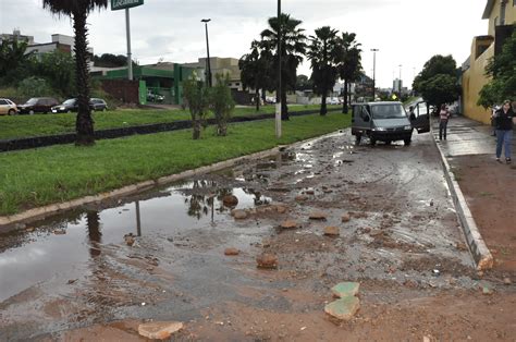 Fortes Chuvas Transbordam O C Rrego Barrinha Dificultando O Tr Nsito