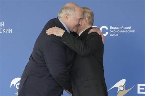 【写真】プーチン露大統領と抱擁を交わすベラルーシ大統領 Joongang Ilbo 中央日報