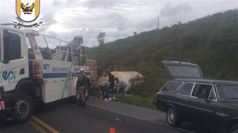 Motorista Morre Após Tombar Carreta Com Cimento Na Mg 290 Em Jacutinga