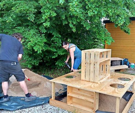 Eltern gestalten Matschküche und Spielstraße für Kinder