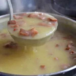 Caldo fácil de mandioca bacon surpreende pelo sabor e alivia baixas