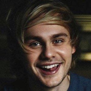 Michael Clifford - Age, Family, Bio | Famous Birthdays