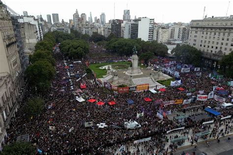 Miles De Mujeres Argentinas Marchan En Contra De Las Medidas