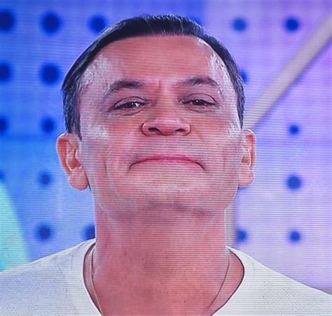 Frank Aguiar corta o cabelo após 30 anos e mostra resultado de