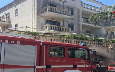 Bimbo Di Anni Precipita Dal Balcone Di Casa A Reggio Emilia Grave