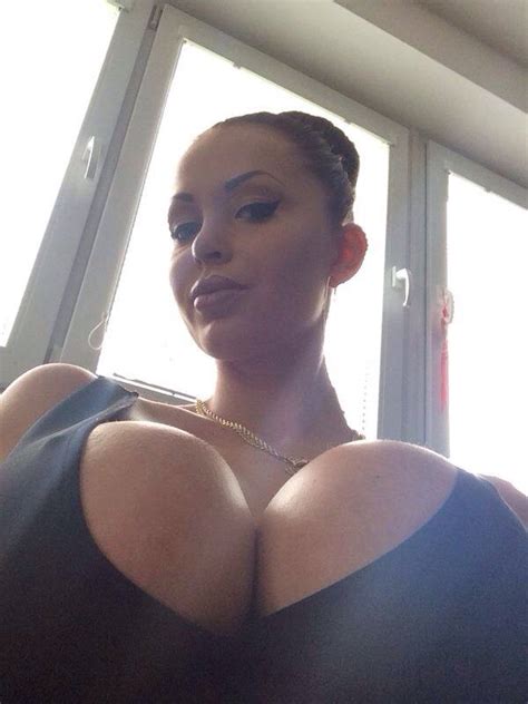 Low Neckline Porn Pic