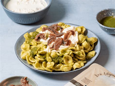 Orecchiette Con Pesto Stracciatella E Acciuga Caseificio Montrone