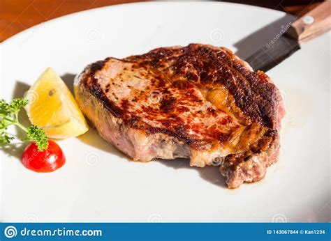 Bife Grelhado Do Ribeye A Faca No Restaurante Foto De Stock