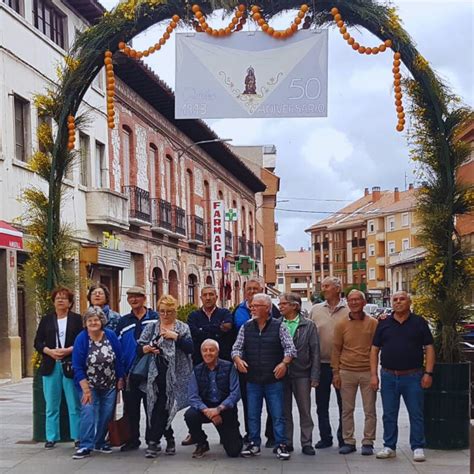 LOS QUINTOS DE 1973 COLOCAN SU ENRAMADA DEL 50 ANIVERSARIO Villa de Íscar