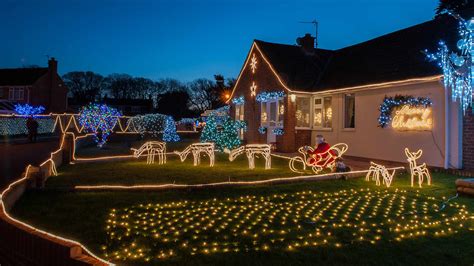 How To Hang Outdoor Christmas Lights Safely — Handy Dad Tools