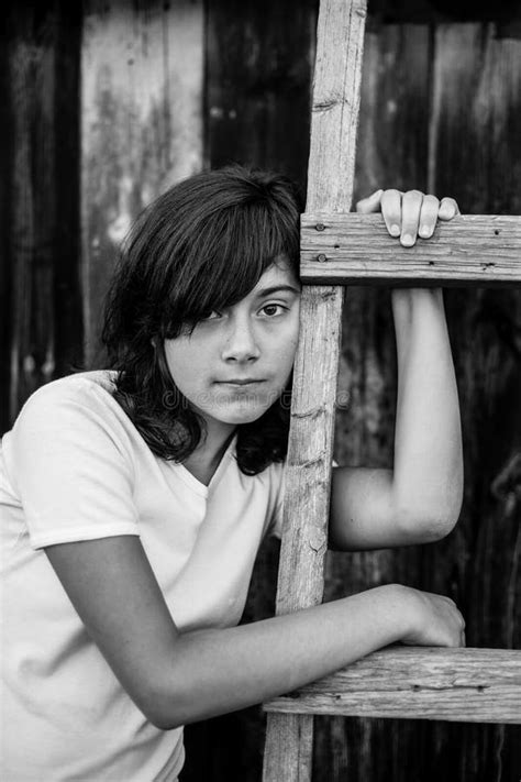 Retrato De Una Adolescente En La Calle Foto En Blanco Y Negro Foto De