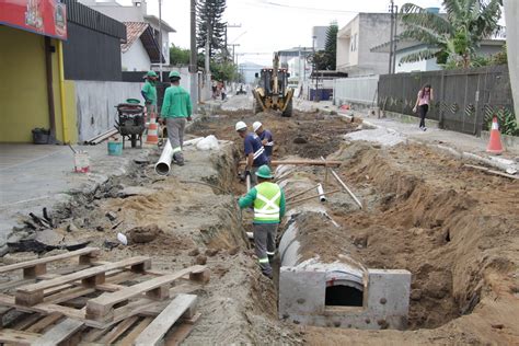 Obras de drenagem na rua Odílio Garcia entram na fase final em Itajaí