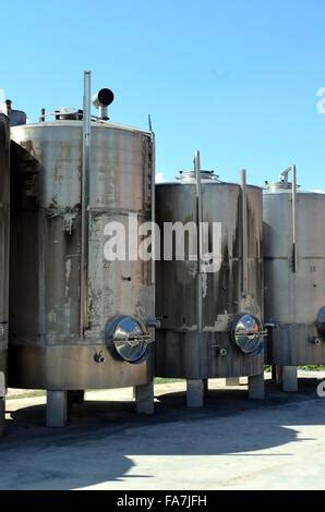 Tanques de acero para la fermentación del vino en una bodega moderna