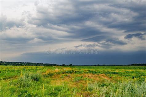 Nuvens De Tempestade De Chuva Escura Sobre O Campo Foto De Stock