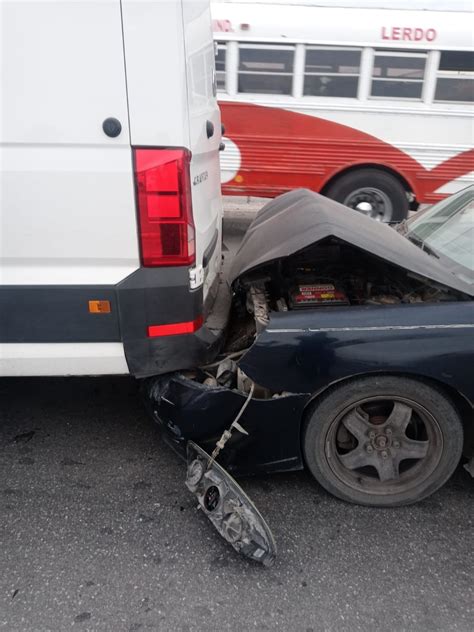 Auto se impacta contra camioneta sobre puente en Gómez Palacio El