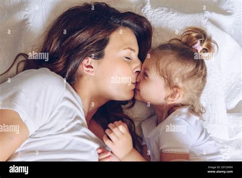 Mère Embrasse Fille Bouche Banque De Photographies Et Dimages à Haute Résolution Alamy