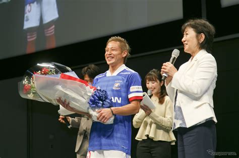 J1優勝の立役者、横浜f・マリノス仲川選手にサプライズ！ 日産が Gt R を贈呈 19枚目の写真・画像 レスポンス（responsejp）