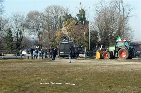 Secondo Giorno Di Protesta Per Gli Agricoltori Oggi Corteo Sotto La