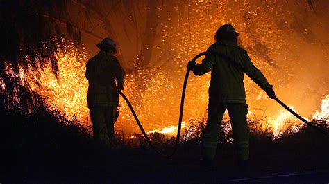 Fuego Avanza Fuera De Control Y Amenaza A Varias Viviendas En Los