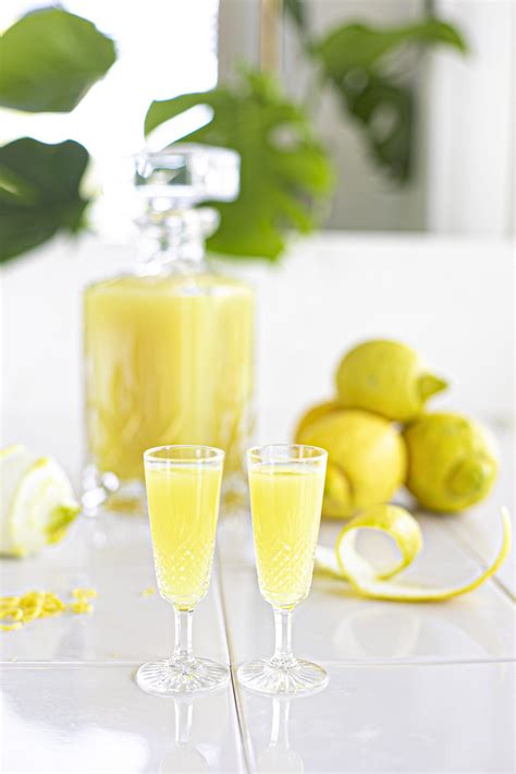 Limoncello Recept Uit The Lemon Kitchen Kookboek The Lemon Kitchen