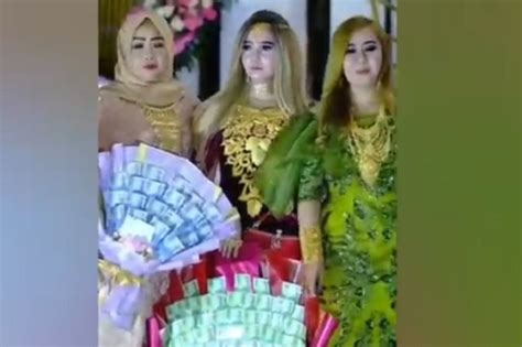 Sindo Hi Lite Viral Emak Emak Cantik Pakai Perhiasan Seperti Toko