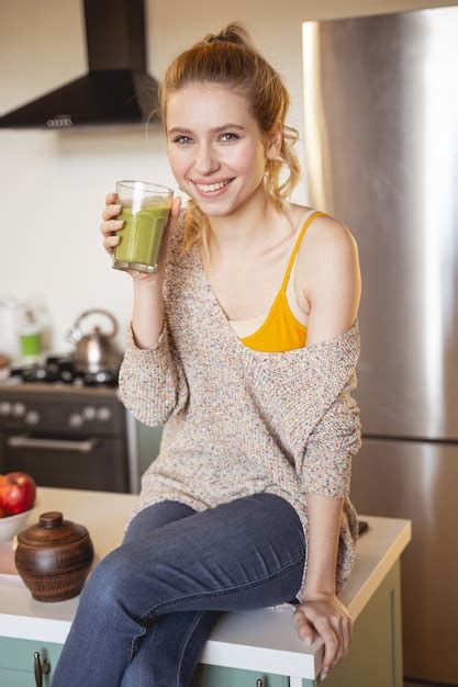 Premium Photo Healthy Lifestyle Amazing Female Holding Glass With