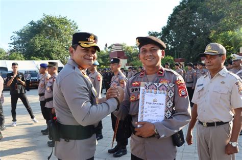 Kapolres Sumbawa Berikan Penghargaan Plh Kasi Humas Nuansantb