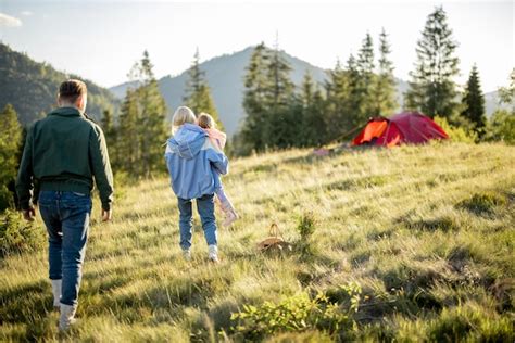 Fam Lia Feliz Garotinha Viaja Nas Montanhas Foto Premium