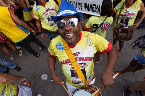 Tradicional Banda de Ipanema arrasta foliões no Rio de Janeiro Blocos