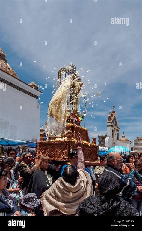 Nuestra Se Ora De Copacabana Figura En La Procesi N Durante La Fiesta