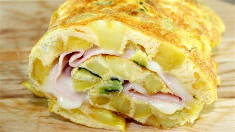 Rotolo Di Frittata Con Zucchine E Patate Ripieno Di Prosciutto Cotto E