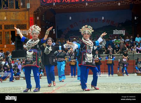 Los Chinos De La Etnia Dong Vestidas En Trajes Tradicionales Y