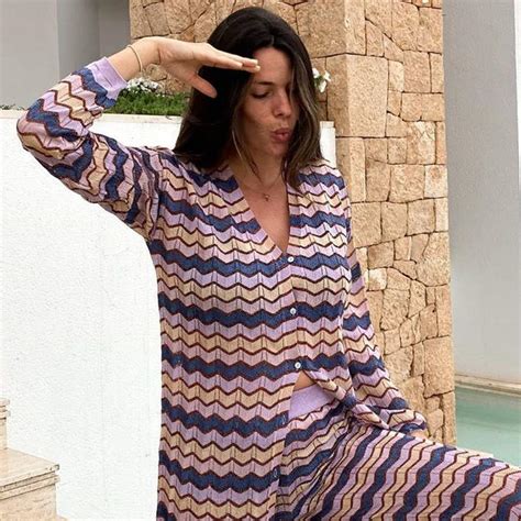 Laura Matamoros presume de embarazo en bikini en su escapada más familiar