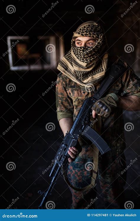 Le Soldat Arabe Avec Le Fusil D Assaut De Kalachnikov D AK 47 Image