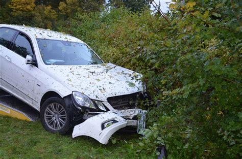 Pol Hf Mercedes Kommt Von Fahrbahn Ab Unfall Auf Umgehungsstra E