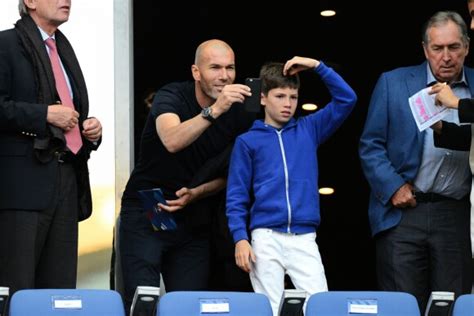 Zin Dine Zidane Tendre Complicit Avec Son Fils Elyaz Devant Des Bleus